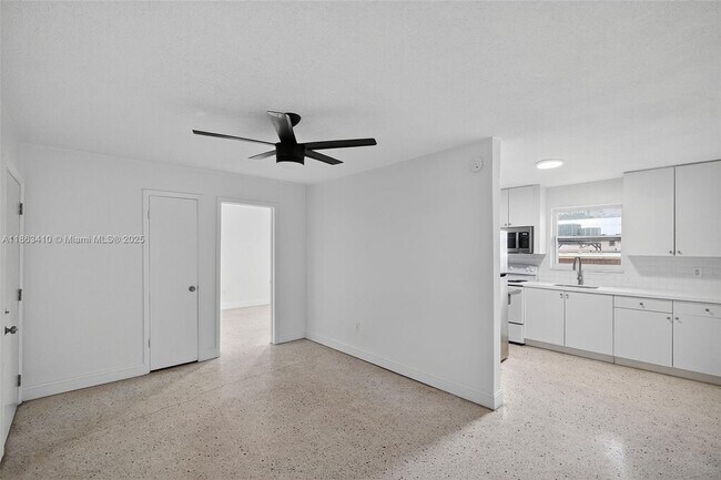 Building Photo - 458 SW 9th St
