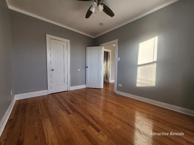 Building Photo - 652 E 81st St