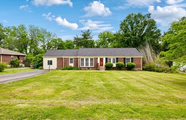 Building Photo - Very large 4 bedroom ranch in Donelson, TN...
