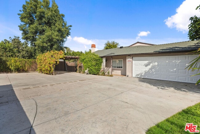 Primary Photo - 6308 Lindley Ave