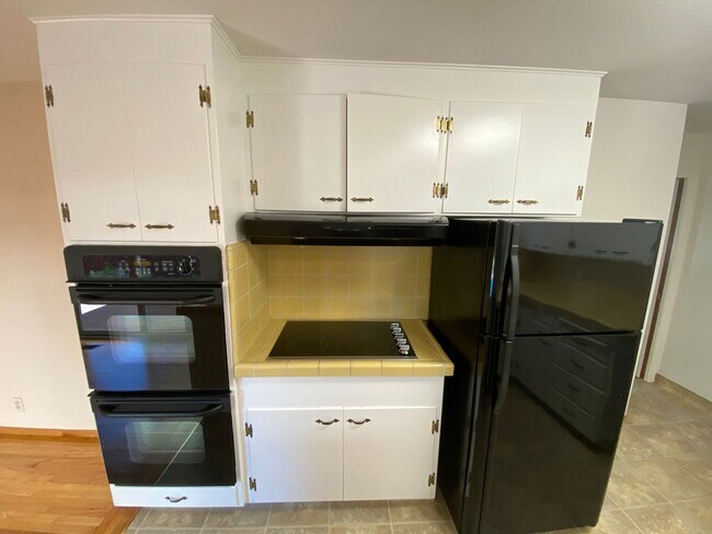 Building Photo - 301 Lacour Way