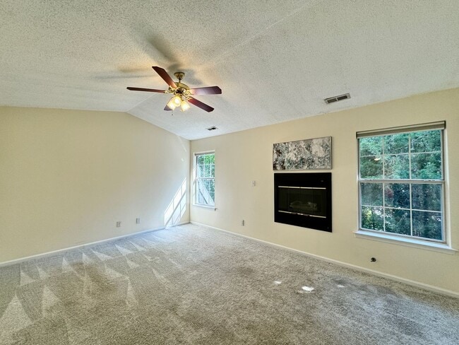 Building Photo - Available 08-08-25 in Cedar Crossing! A Pe...