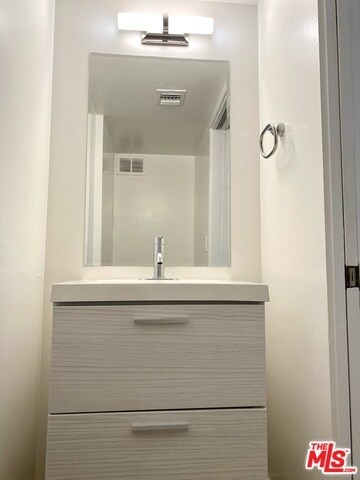 Building Photo - 435 N Oakhurst Dr