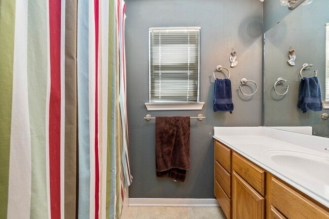 Building Photo - SUBLEASE AVAILABLE IMMEDIATELY THROUGH JULY 2026!  Charming 3 Bed, 2 Bath in Central Location!