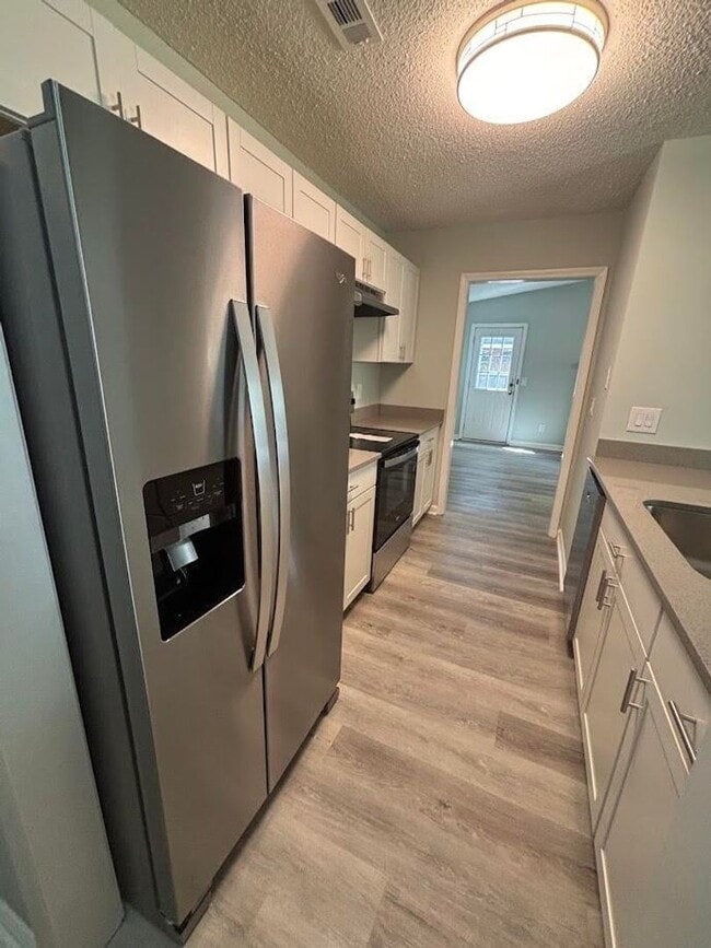 Building Photo - Newly Renovated 3 Bedroom Duplex~
