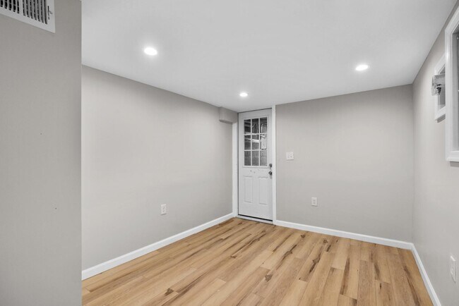 Building Photo - 15 N Bradford St