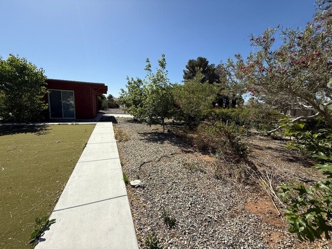 Building Photo - High Desert Retreat- 3 Bedrooms, 2 Bathroo...
