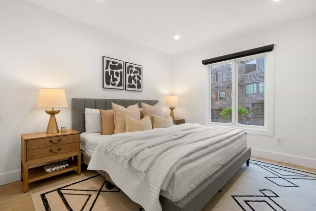 Building Photo - Updated and Modern 4 Bed + Office, 3.5 Bat...
