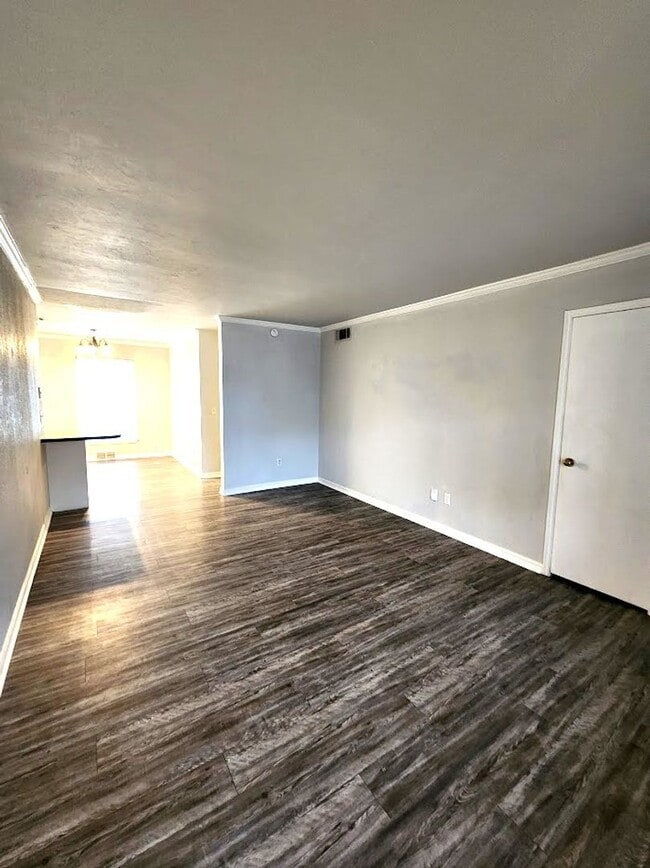 Building Photo - 3 Bed 1.5 Bath 1 Car Garage in the Henders...
