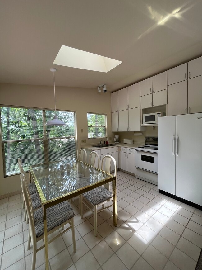 Building Photo - 20255 Longview Dr