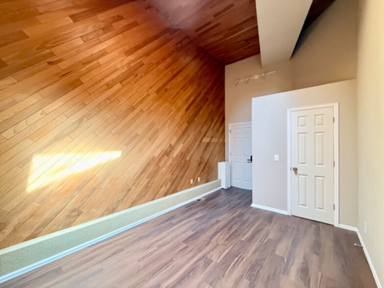 Primary Photo - 301 W Mangrum Dr