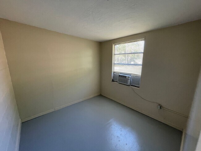 Building Photo - 2/1 Single Family Home