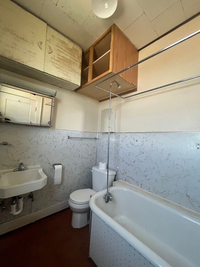 Building Photo - 1 Bed 1 Bath Apartment- Walking Distance f...