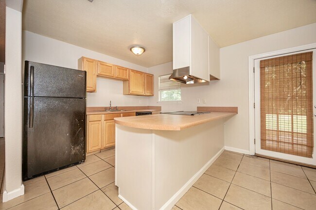 Building Photo - 2840 Gardendale Ave