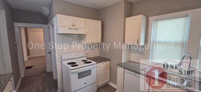 Building Photo - Beautiful 4 Bedroom 2 Bathroom in Kansas City!