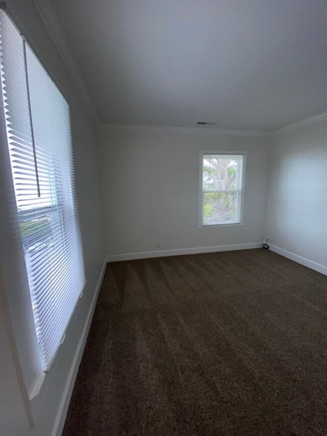 Building Photo - Laine Hill Condominiums