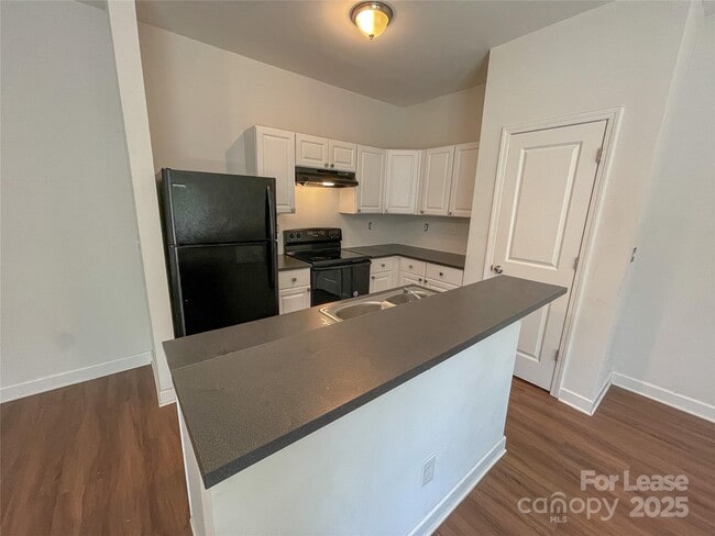 Building Photo - 2634 Kenhill Dr