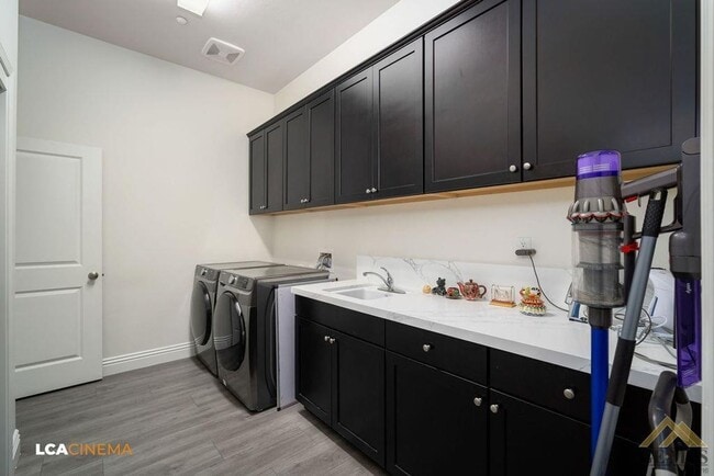 Building Photo - Luxury Living in Windermere Seven Oaks: Modern 5 Bed, 3 Bath Home with Pool, Solar, and Gated Nei...