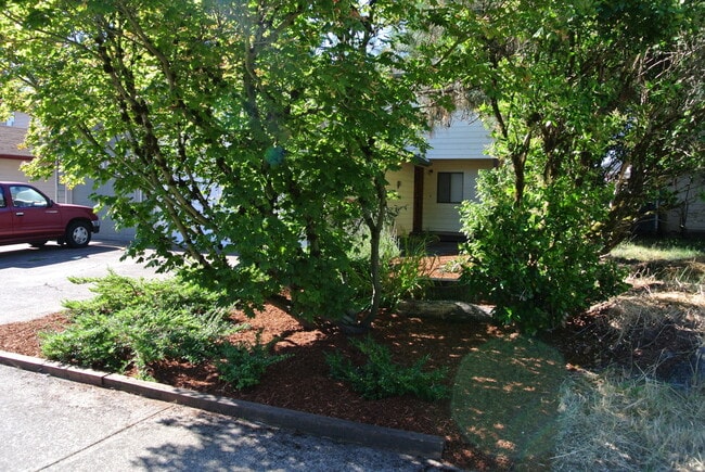 Building Photo - Roomy 2 bedroom 1.5 bathrooms