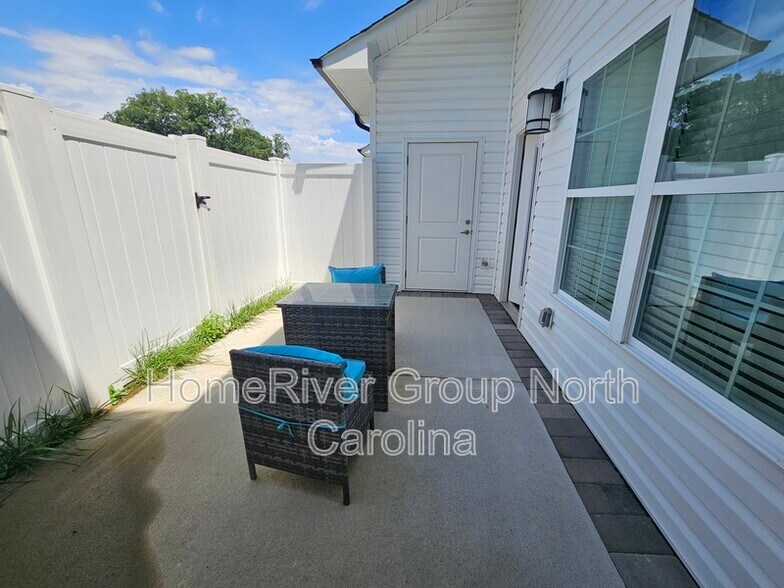 Building Photo - 607 Pompano Dr