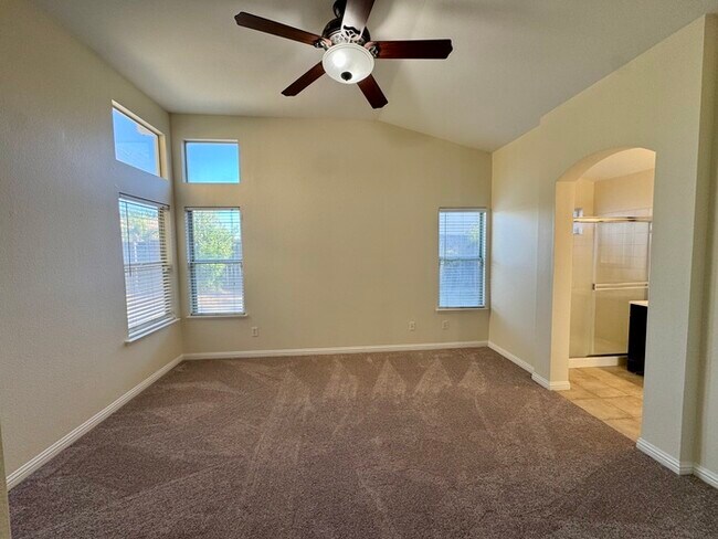 Building Photo - Spacious 3BD/2BA Home with 2-Car Garage in Desirable Antelope