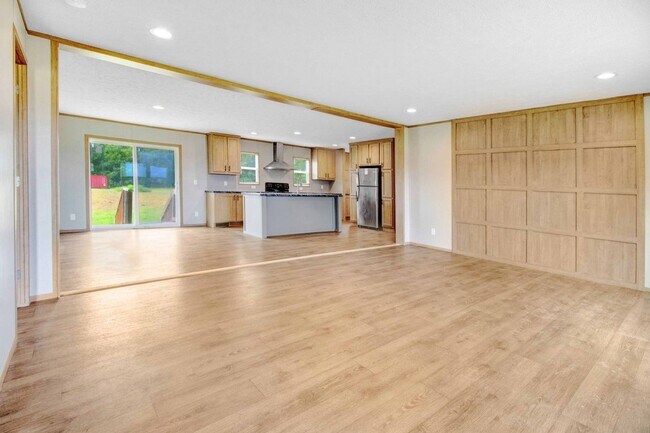 Building Photo - SPACIOUS 4 BR | 3 BA HOME W/ PLENTY OF PRI...