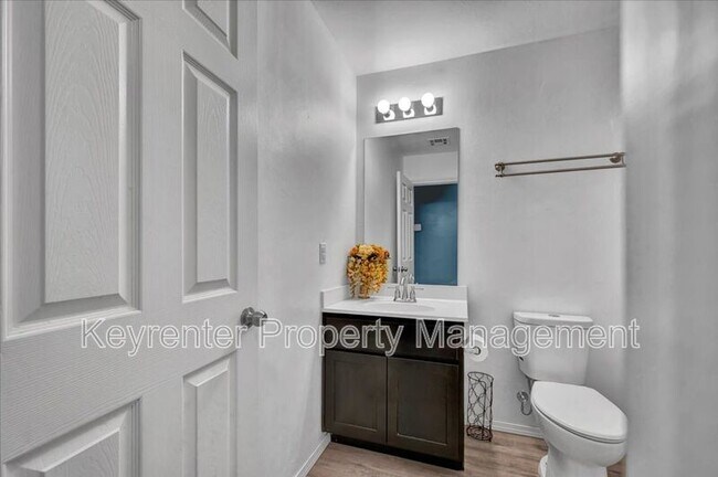 Building Photo - 551 SE 4th St