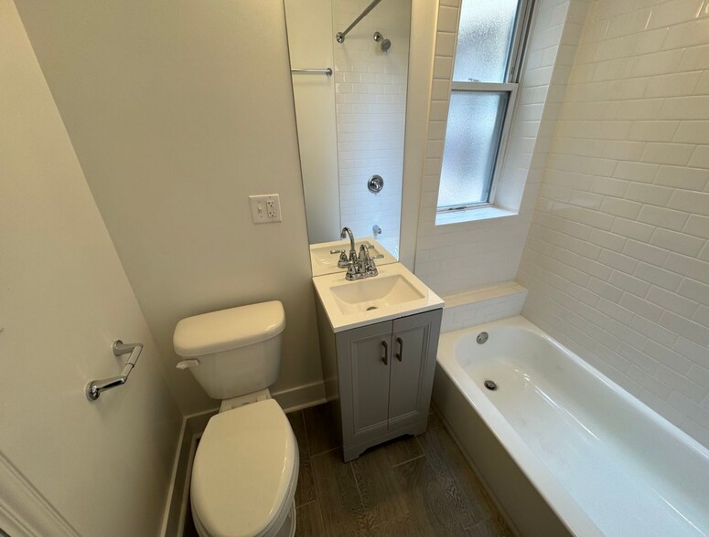 Bathroom - 1507 W Schreiber Ave