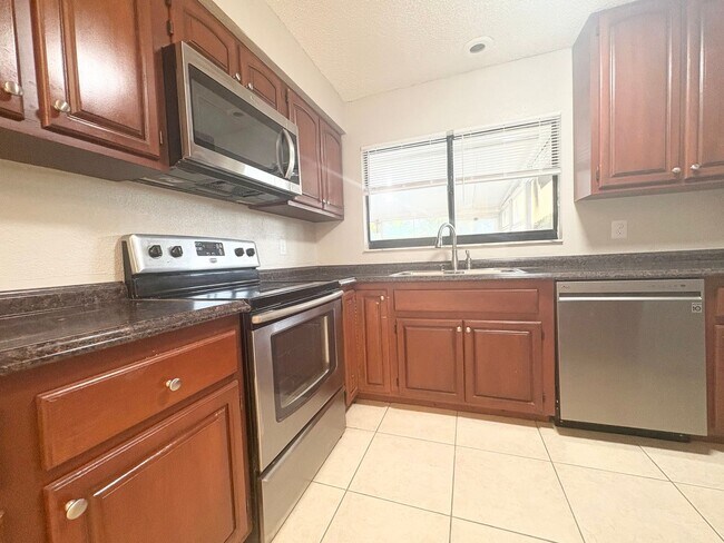 Building Photo - Fantastic 3 BR Lake Mary Home with vaulted...