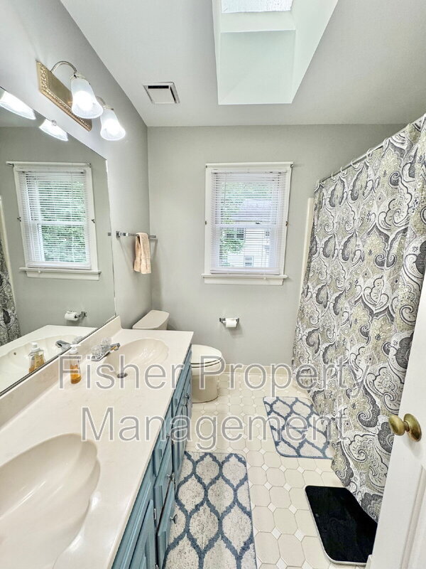Building Photo - 342 Rossmere Dr
