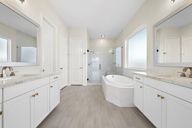Building Photo - 9806 Oakwood Trl