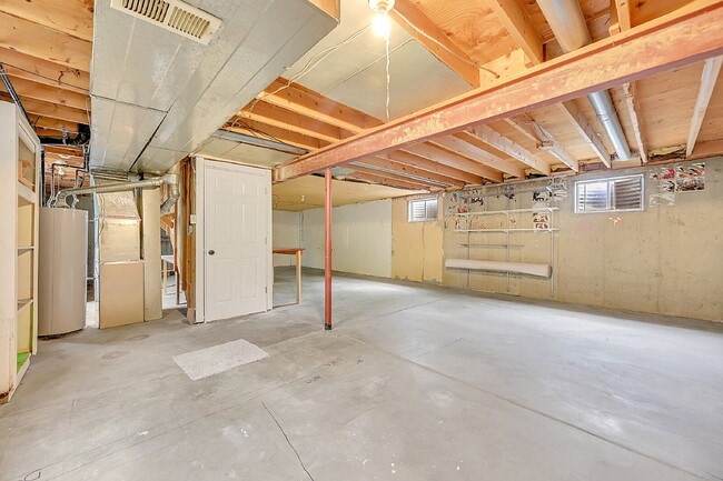 Building Photo - $2,195.00, 3-bed, 1-bath, located in Thorn...
