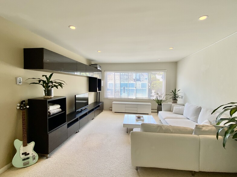Large living Room - 1998 Pacific Ave