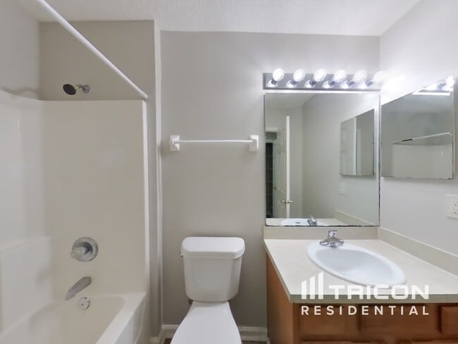 Building Photo - 2877 Centerwood Dr N