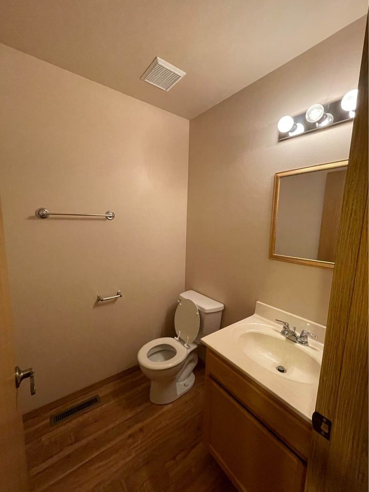 Building Photo - 12 Valley View Dr E