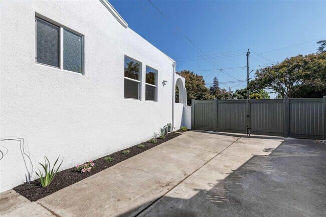 Building Photo - Beautiful Historic Home Meets Modern Luxury in San Leandro