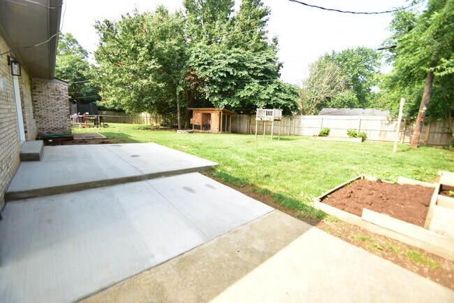 Building Photo - 3805 Wedgewood Ct