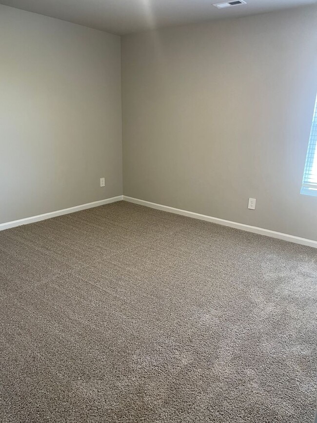 Building Photo - Stunning 3-Bedroom Ranch Home in Kendall T...