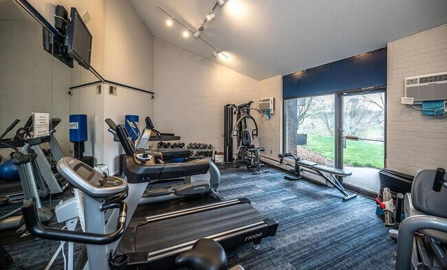 Building Photo - Meticulously Kept 3 bedroom, 2 bath condo in coveted Carriage Hills Condominium Association