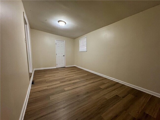 Building Photo - 1637 Columbia Dr