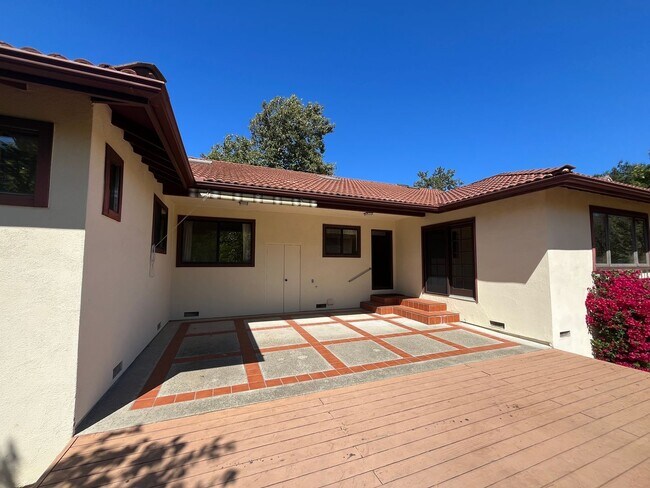 Building Photo - Spacious Home with views of the Irish Hill...