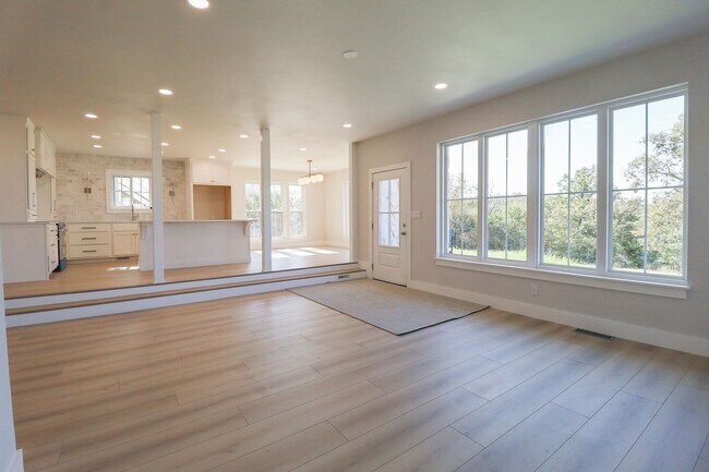 Building Photo - 4 Bed | 3 Bath on Keystone Lake!
