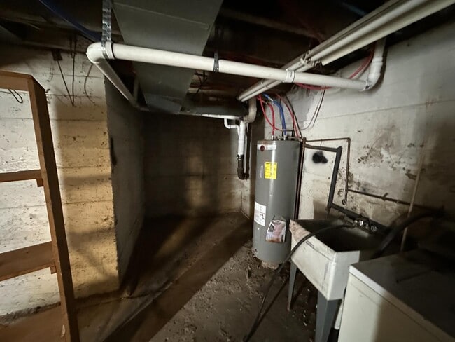 Building Photo - 210 E 7th St