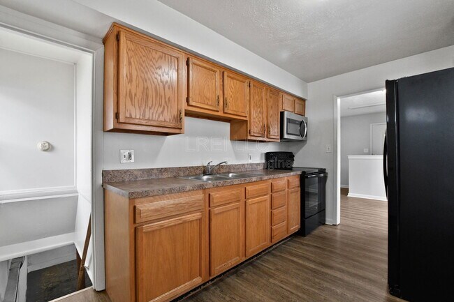 Building Photo - 2404 Thomas Ave