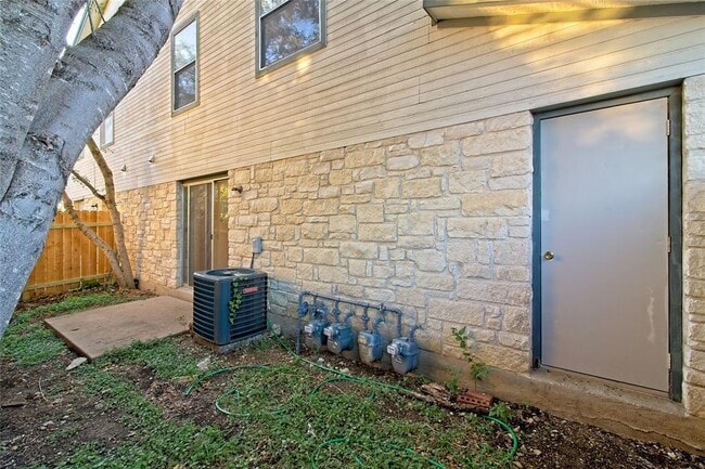 Building Photo - 2211 Creekside Ln