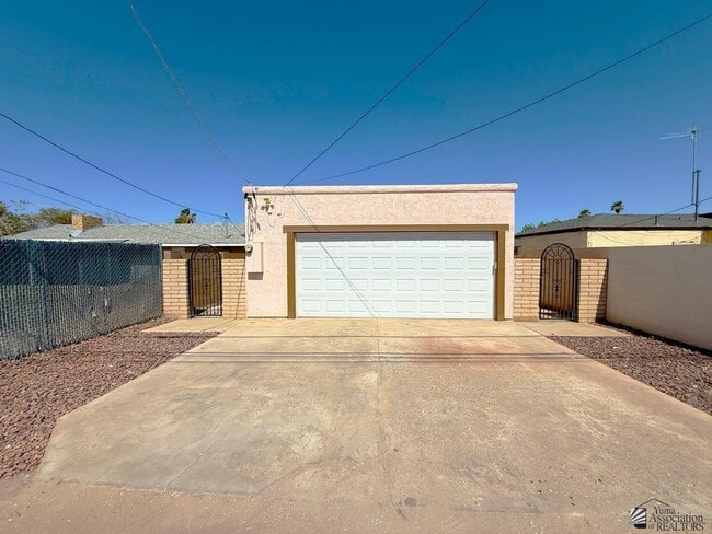 Building Photo - 2028 S 6th Ave