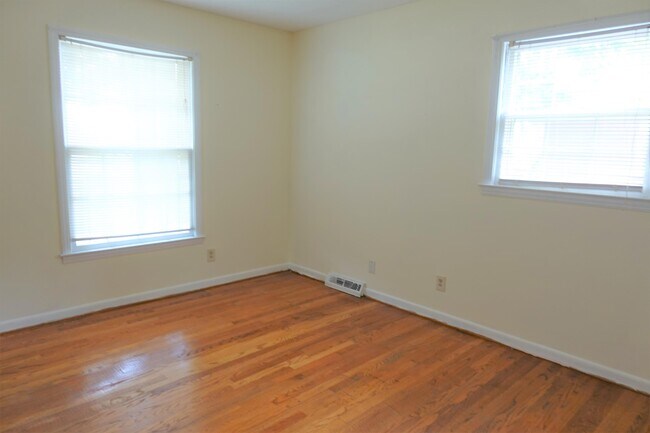 Building Photo - 325 Willow Oaks Dr