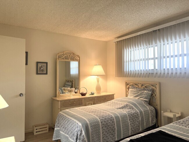 Building Photo - 2BR/2BA Ground Level Condo in Venice Ave C...