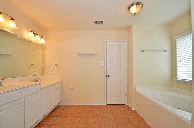 Building Photo - 5327 Stonegate Dr