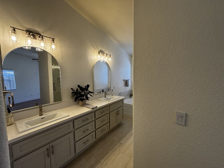 Building Photo - 8340 Lake Willow Way